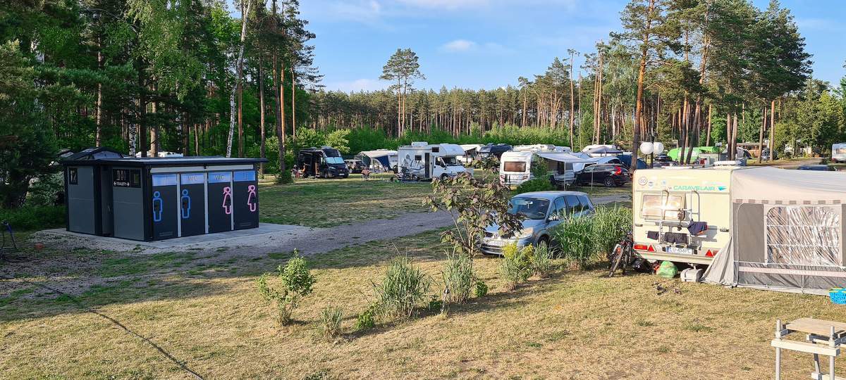 Pole campingowe Uroczysko w Słopcu – stanowiska dla kamperów i przyczep z prądem