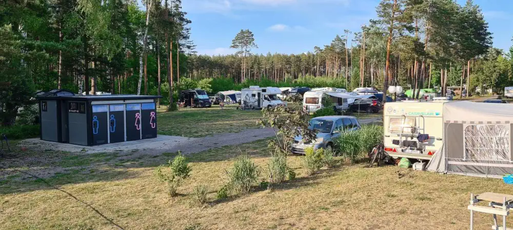 Pole campingowe Uroczysko w Słopcu – stanowiska dla kamperów i przyczep z prądem