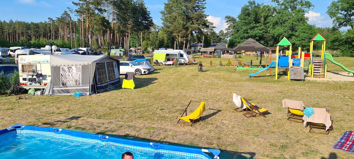 Pole campingowe Uroczysko w Słopcu – stanowiska dla kamperów i przyczep z prądem