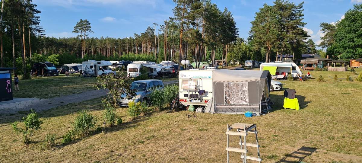 Pole campingowe Uroczysko w Słopcu – stanowiska dla kamperów i przyczep z prądem