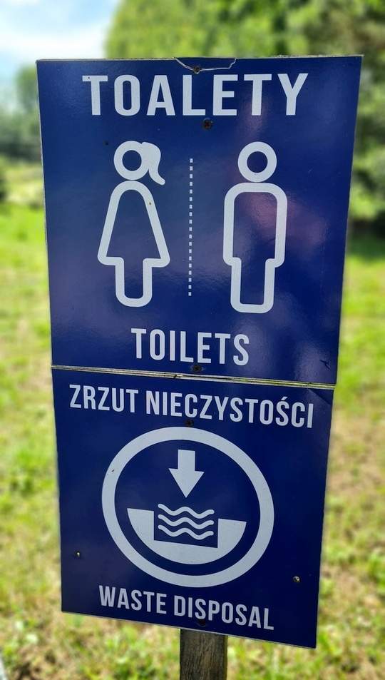 Pole campingowe Uroczysko w Słopcu – stanowiska dla kamperów i przyczep z prądem