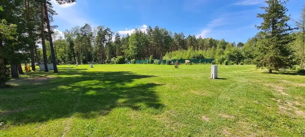 Pole campingowe Uroczysko w Słopcu – stanowiska dla kamperów i przyczep z prądem