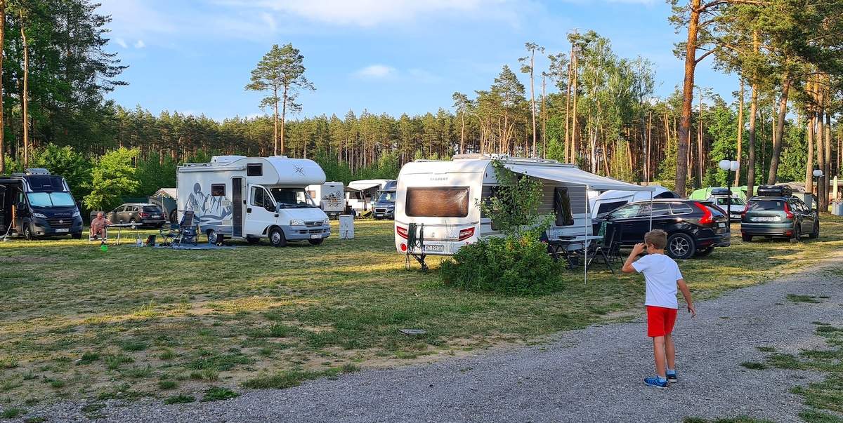 Pole campingowe Uroczysko w Słopcu – stanowiska dla kamperów i przyczep z prądem