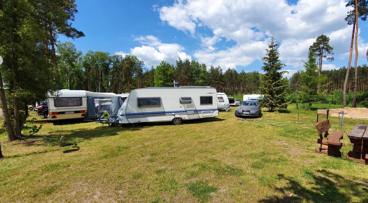 Pole campingowe Uroczysko w Słopcu – stanowiska dla kamperów i przyczep z prądem