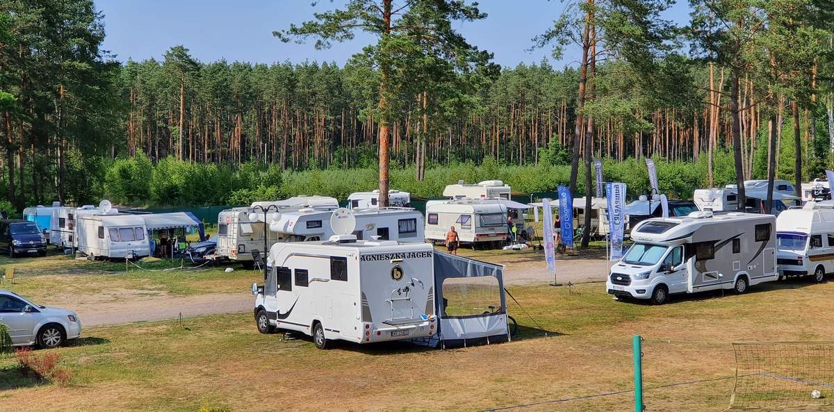 Pole campingowe Uroczysko w Słopcu – stanowiska dla kamperów i przyczep z prądem