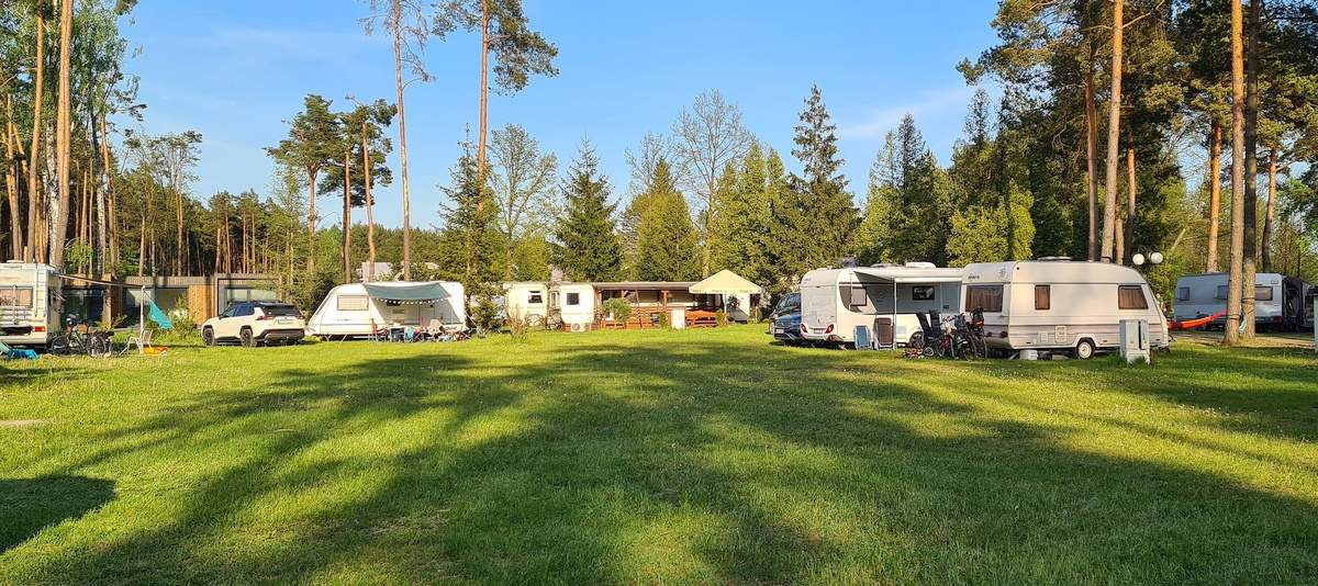 Pole campingowe Uroczysko w Słopcu – stanowiska dla kamperów i przyczep z prądem