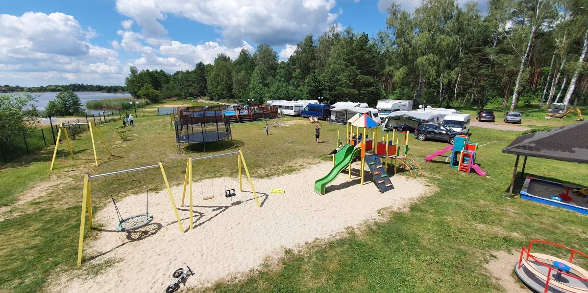 Pole campingowe Uroczysko w Słopcu – stanowiska dla kamperów i przyczep z prądem