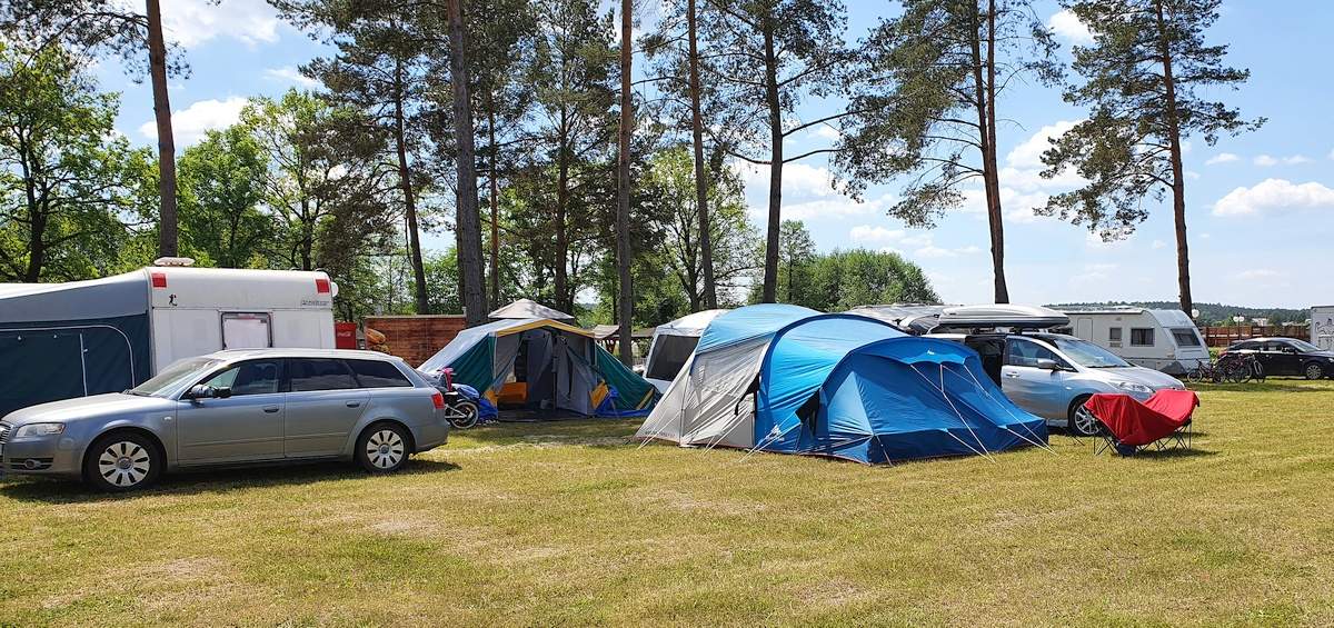 Pole campingowe Uroczysko w Słopcu – stanowiska dla kamperów i przyczep z prądem