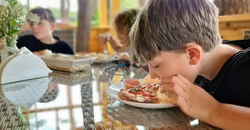 Smaczna kuchnia domowa w Ośrodku Uroczysko – dania regionalne i catering