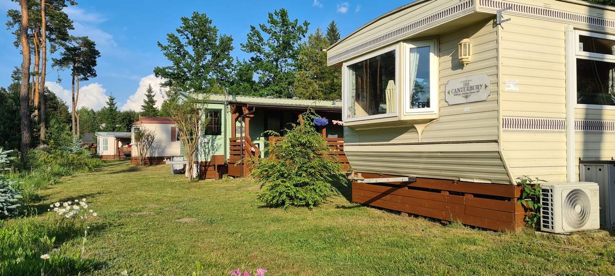 Komfortowy domek holenderski z klimatyzacją i tarasem – Ośrodek Uroczysko