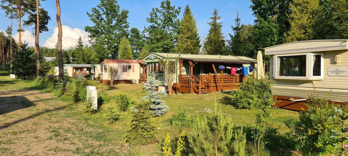 Komfortowy domek holenderski z klimatyzacją i tarasem – Ośrodek Uroczysko