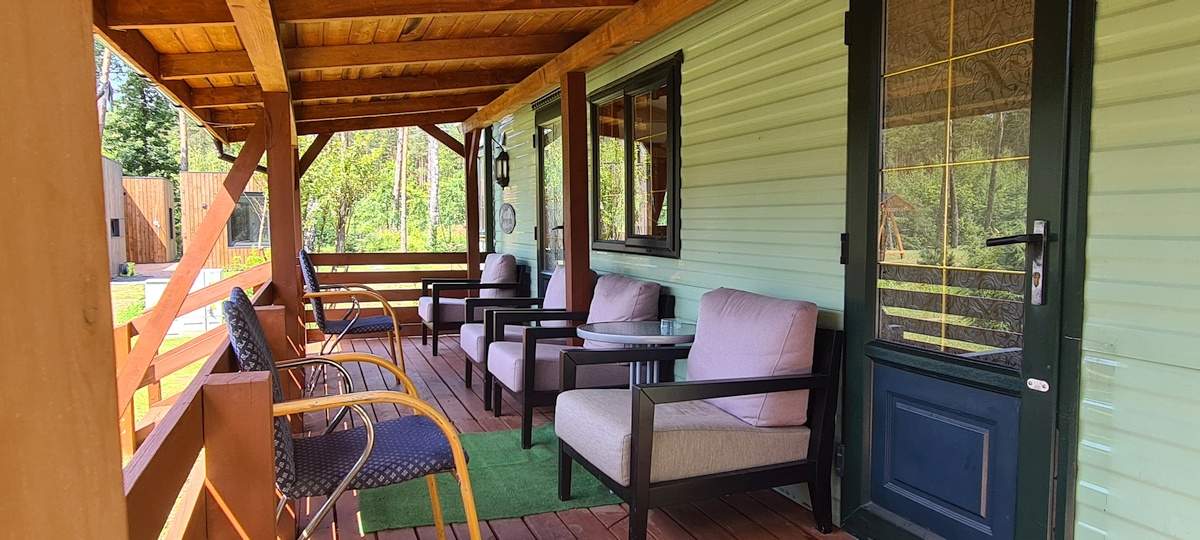 Komfortowy domek holenderski z klimatyzacją i tarasem – Ośrodek Uroczysko