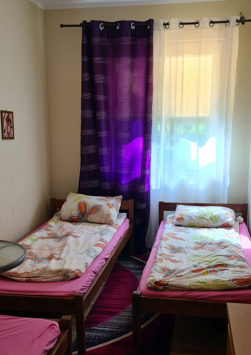 Tanie noclegi w Borkowie – przytulny pokój gościnny w Ośrodku Uroczysko blisko lasu