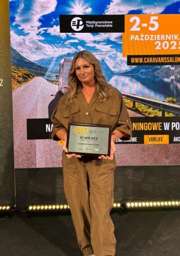 Statuetka Złote Kempingi 2025 na tle ośrodka