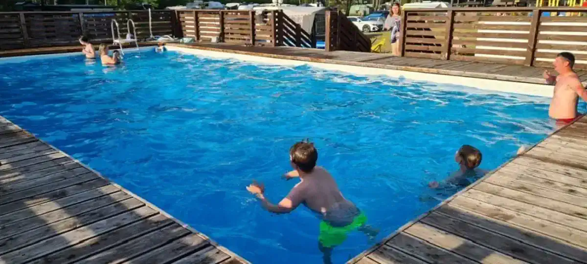 Basen letni w ośrodku Uroczysko - atrakcje dla dzieci i dorosłych